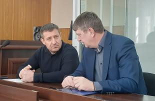 Олег Авер'янов (зліва) у суді