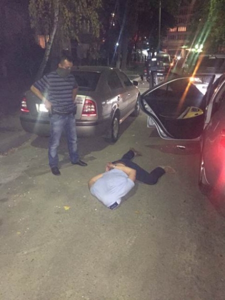 В Киеве СБУ поймала чиновника ГФС на взятке, он пытался убежать