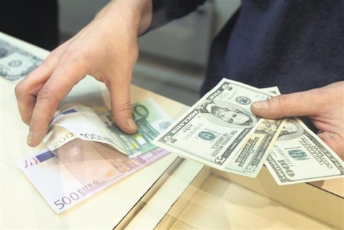 Украинцы забрали с депозитов 40% валютных вкладов