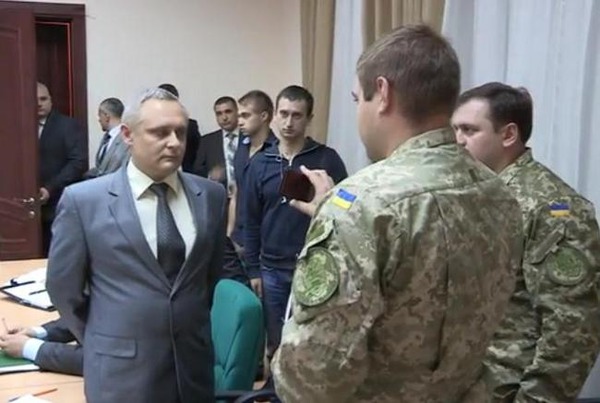 На коллегии СБУ за взятку повязали полковника военной контрразведки: видео