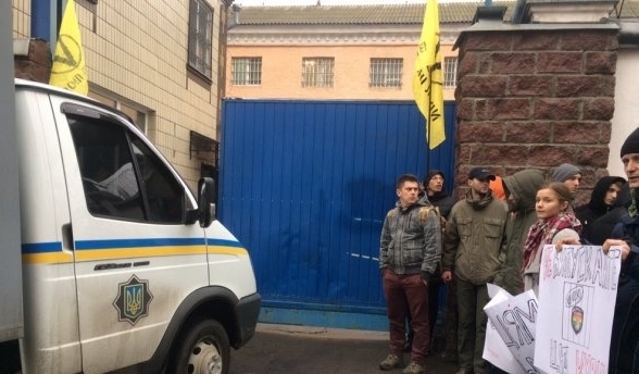 Активистов призывают пустить беркутовцев на допрос Януковича
