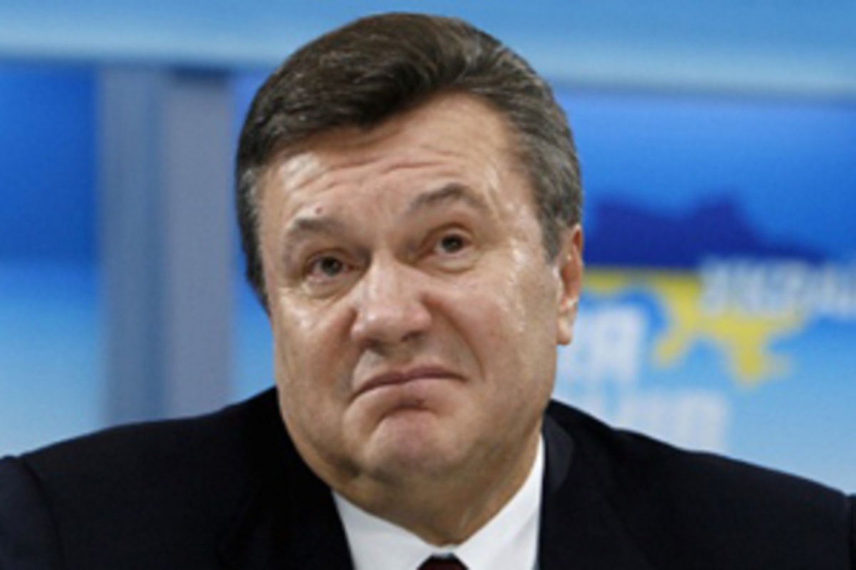 Генпрокурор Ю.Луценко в суде зачитал Януковичу подозрение в госизмене
