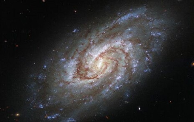 Hubble заснял спиральную галактику в созвездии Часы 