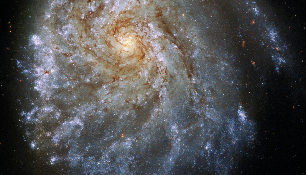 Hubble показал спиральную галактику, похожую на яичницу