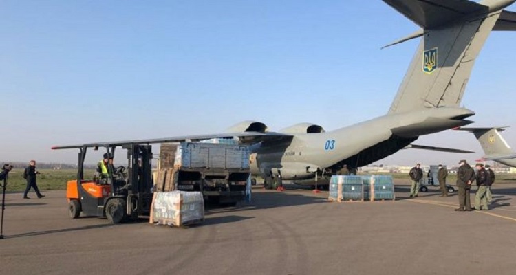 Украина отправила в Италию самолет с гумпомощью 