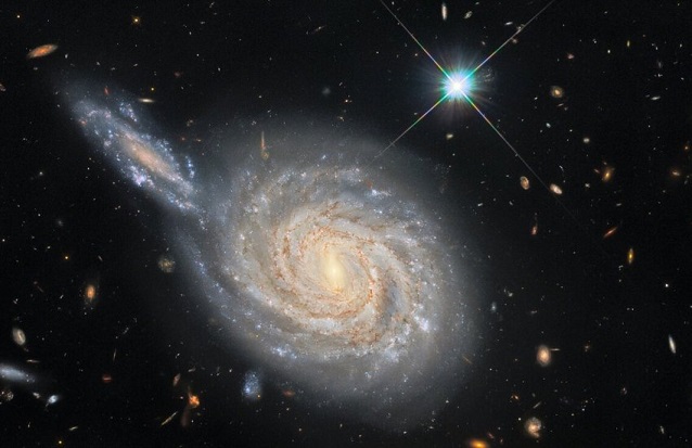 Телескоп Hubble сфотографировал иллюзию столкновения галактик