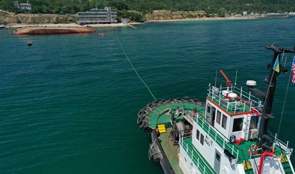 АМПУ объявила тендер для поднятия затонувшего танкера в порту Одессы