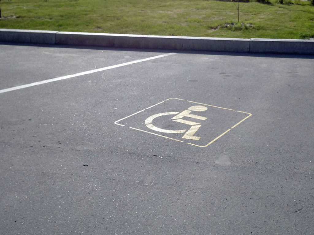 Минрегион обязал автопарковки обустраивать местами для лиц с инвалидностью