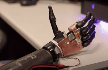 Інженери в США розробили роботизовану руку-протез, яка реагує на сигнали мозку без вживляння в нього чіпу (відео)
