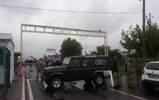 Протестующие заблокировали КПП на границе с Венгрией