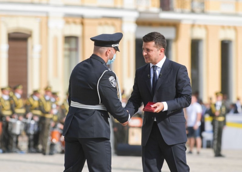 Зеленский присвоил звание Героя Украины трем гражданам
