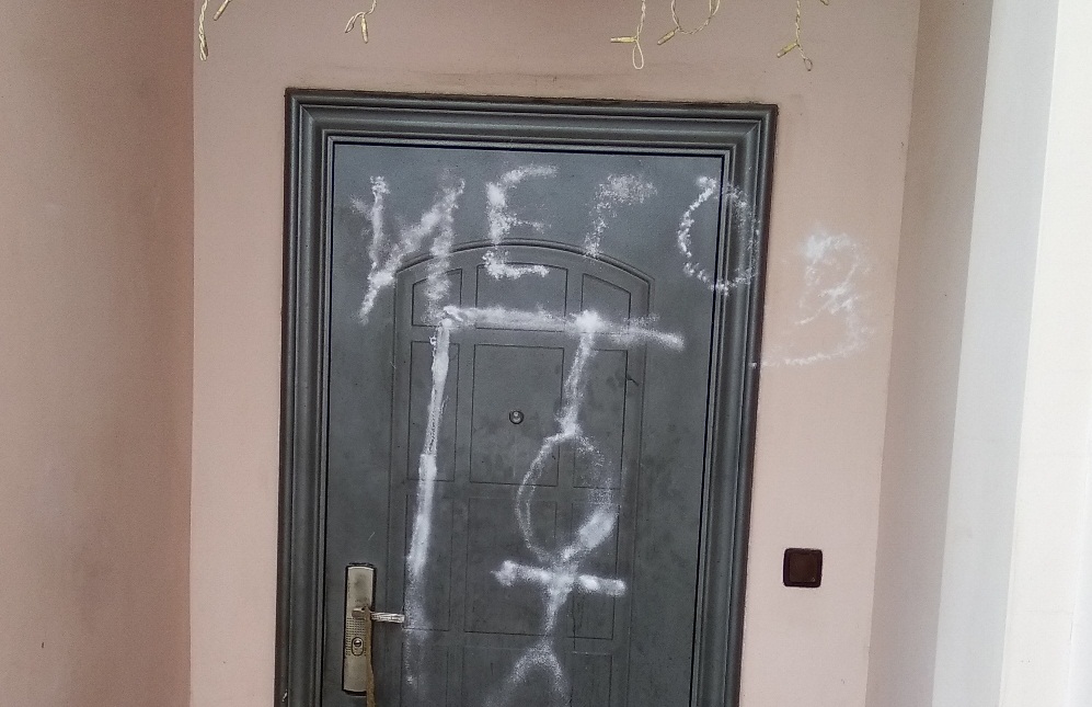 Под Киевом вандалы кошмарят и запугивают семью верующих