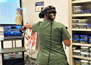 Студентка із Lakeland Community College користується інструментами віртуальної реальності під час віртуальної хірургічної процедури