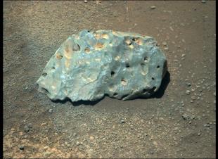 Дивна зеленувата скеля на Марсі (фото: NASA/JPL-Caltech)