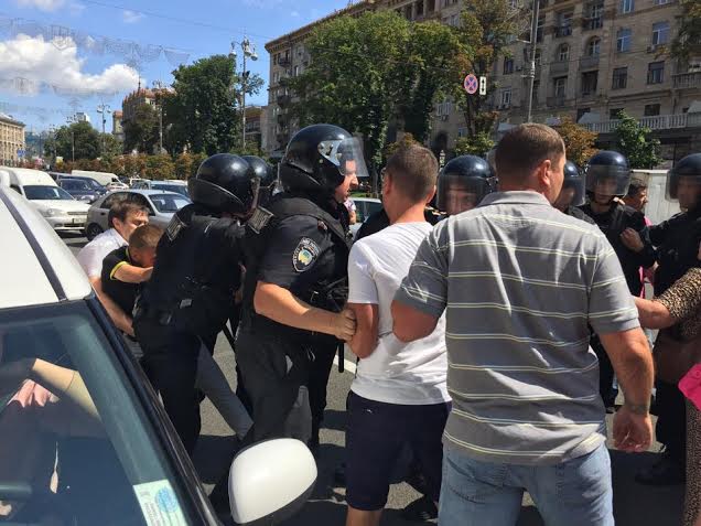 На Крещатике состоялась потасовка между полицией и владельцами автокофеен